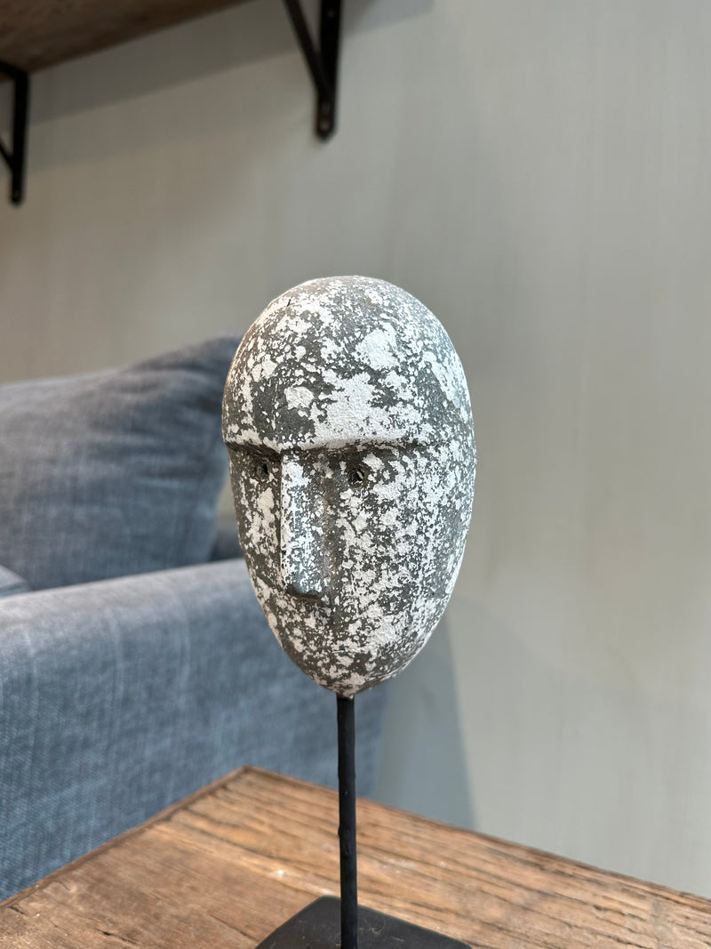 Stenen masker op voet - 27 cm