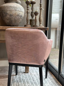 Eetkamerstoel Camilla met armleuning in roze shiny stof - Keijser & Co