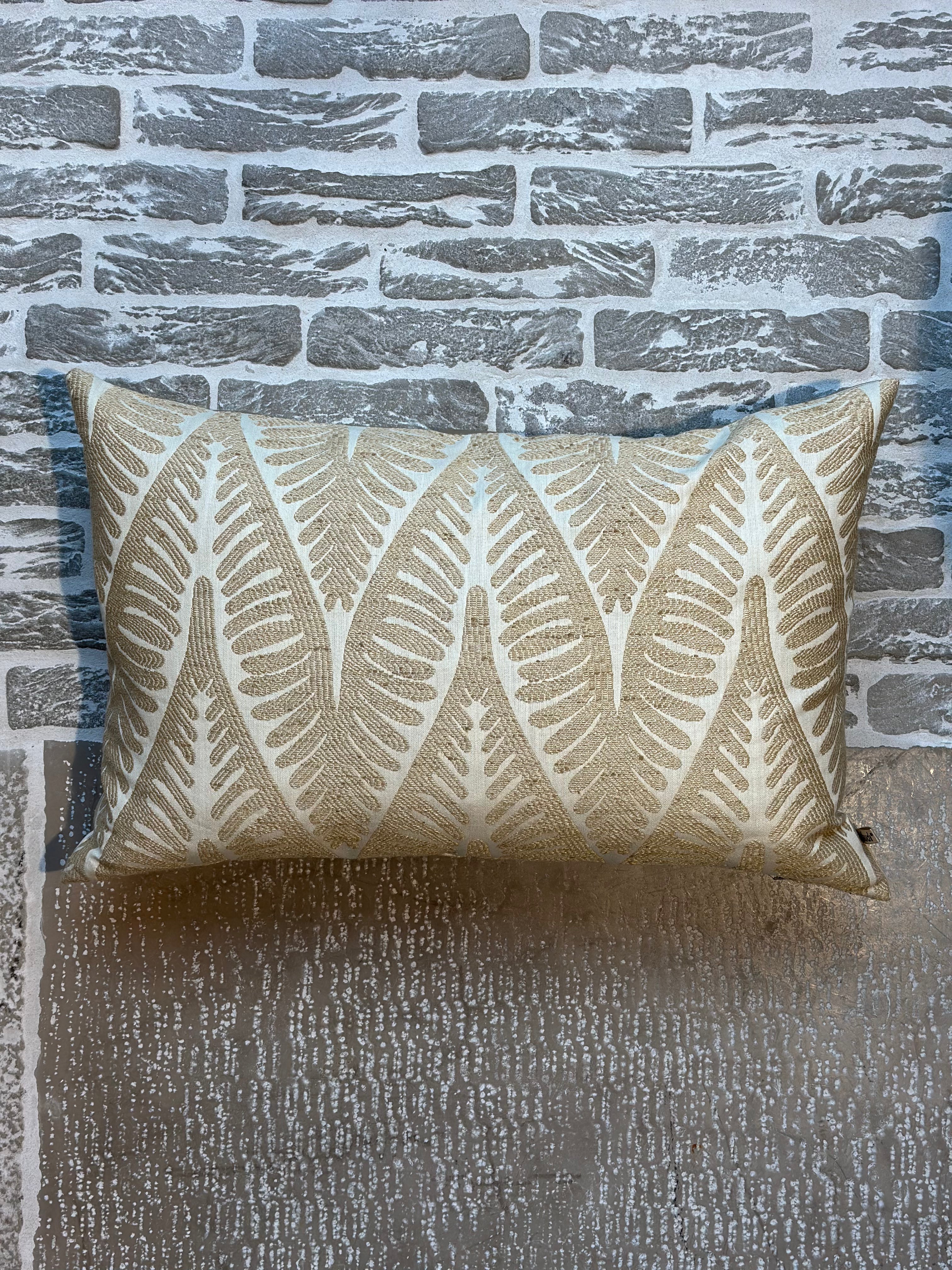 Kussen met bladeren borduursels - Zedonna Gold CLAUDI - 40x60 cm