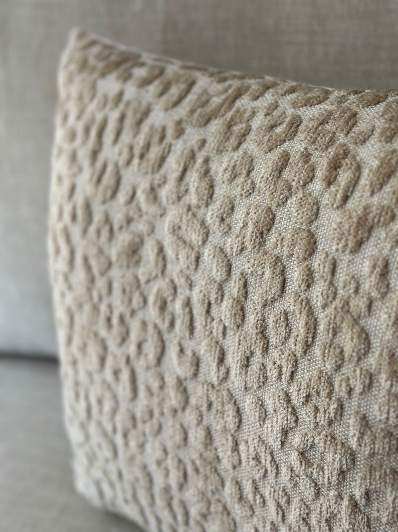 Zandkleurig kussen met panterprint patroon - Tamarin Dark Sand CLAUDI - 45x45 cm