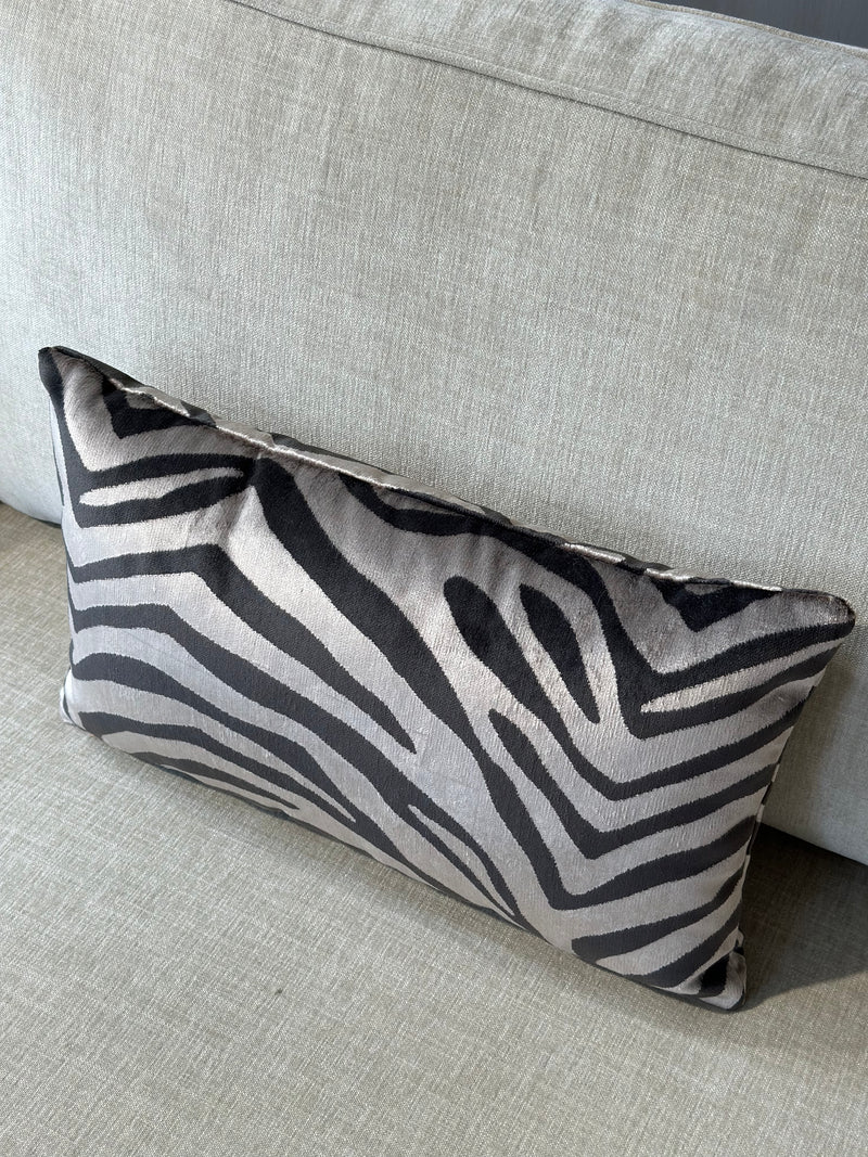 Zilvergrijs zebraprint kussen - 50x30 cm