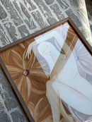 Art print in bruine houten lijst - Freely blooming - B40 x H50 cm
