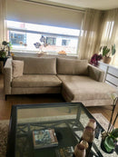 Bank Anneloes met lounge element in champagnekleurige velours stof - 335 x 165 cm