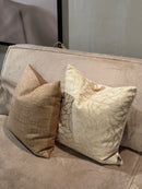 Beige kussen met gouden bladeren patroon - 45x45 cm