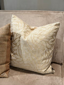 Beige kussen met gouden bladeren patroon - 45x45 cm