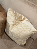 Beige kussen met gouden bladeren patroon - 45x45 cm
