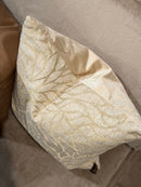 Beige kussen met gouden bladeren patroon - 45x45 cm