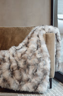 Faux‑bontplaid in off‑white kleur met bruine tinten – 140 × 180 cm