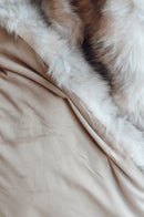 Faux‑bontplaid in off‑white kleur met bruine tinten – 140 × 180 cm