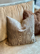 Bruinkleurig velours kussen met hout-patroon - 45x45 cm - Boisery Gold