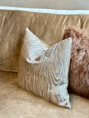 Bruinkleurig velours kussen met hout-patroon - 45x45 cm - Boisery Gold