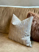 Bruinkleurig velours kussen met hout-patroon - 45x45 cm - Boisery Gold