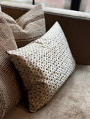 Champagnekleurig kussen met bruine print - 30x50 cm - Filippa Sepia