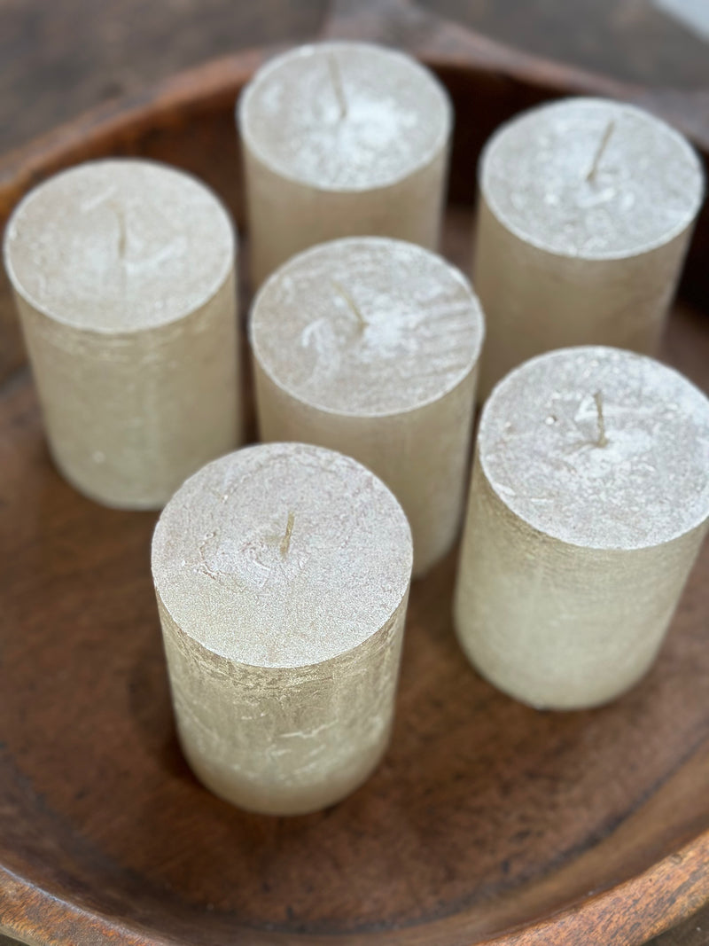 Cilinderkaars metallic champagnekleur – 7×10 cm
