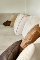 Hoekbank Tori in fluffy parelmoer stof – 344 × 358 cm