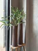 Donkerbruine hoge vaas - Soave - H14 x D49 cm