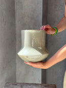 DutZ Collection vaas Bara in taupe kleur - H24 x D24 cm