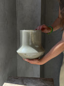 DutZ Collection vaas Bara in taupe kleur - H24 x D24 cm
