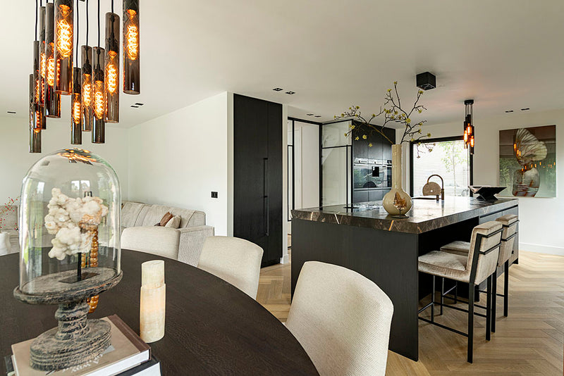Barstoel Jill in zilverkleurige stof met zwart metalen frame