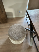 Hocker Nose in shiny champagnekleurige velours stof - H48 x D50 cm