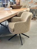 Eetkamerstoel Alma in karamelkleurige Bouclé stof met zwarte metalen draaipoot