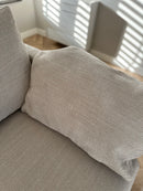 Fauteuil Rosita in grove crèmekleurige stof met 1 korte en 1 lange armleuning