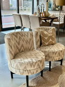 Fauteuil Scarlet in een zig-zag patroon stof in lichte grijskleur