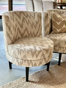 Fauteuil Scarlet in een zig-zag patroon stof in lichte grijskleur