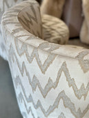 Fauteuil Scarlet in een zig-zag patroon stof in lichte grijskleur