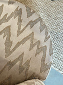 Fauteuil Scarlet in een zig-zag patroon stof in lichte grijskleur