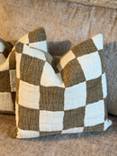 Geblokt kussen in wit en leemkleur - 45x45 cm - Checky Tobacco