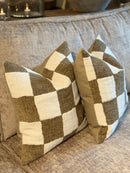 Geblokt kussen in wit en leemkleur - 45x45 cm - Checky Tobacco