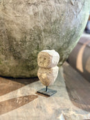 Geluksbeeldje van steen op zwart metalen voetje