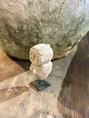 Geluksbeeldje van steen op zwart metalen voetje