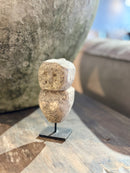 Geluksbeeldje van steen op zwart metalen voetje