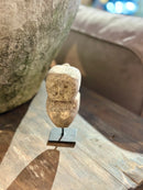 Geluksbeeldje van steen op zwart metalen voetje