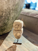 Geluksbeeldje van steen op zwart metalen voetje