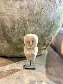 Geluksbeeldje van steen op zwart metalen voetje