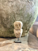 Geluksbeeldje van steen op zwart metalen voetje