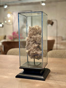 Glas in lood vitrine met calcietbrok Amethist op statief - L19 x B19 x H42 cm