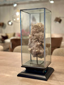 Glas in lood vitrine met calcietbrok Amethist op statief - L19 x B19 x H42 cm