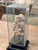 Glas in lood vitrine met calcietbrok Amethist op statief - L19 x B19 x H42 cm