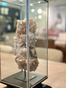 Glas in lood vitrine met calcietbrok Amethist op statief - L19 x B19 x H42 cm