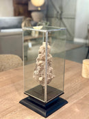 Glas in lood vitrine met calcietbrok Amethist op statief - L19 x B19 x H42 cm