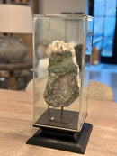 Glas in lood vitrine met calcietbrok Amethist op statief - L19 x B19 x H42 cm