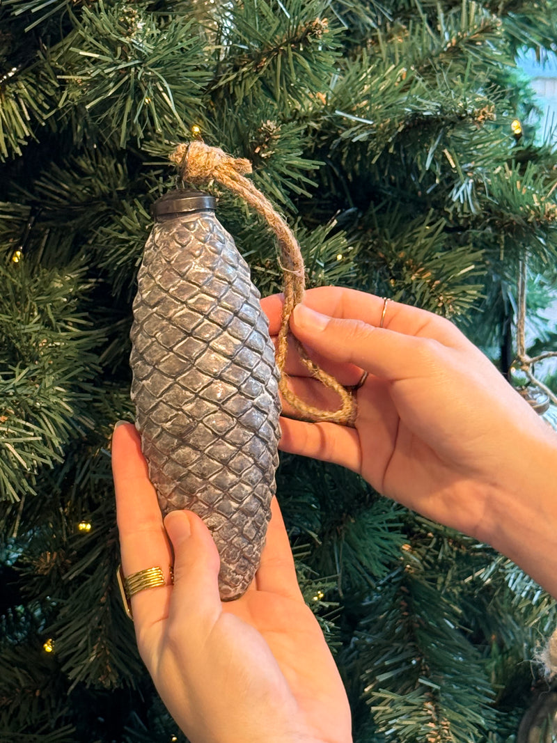 Glazen kerstbal dennenappel in oud-zilver kleur - D6 x H17 cm