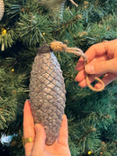 Glazen kerstbal dennenappel in oud-zilver kleur - D6 x H17 cm