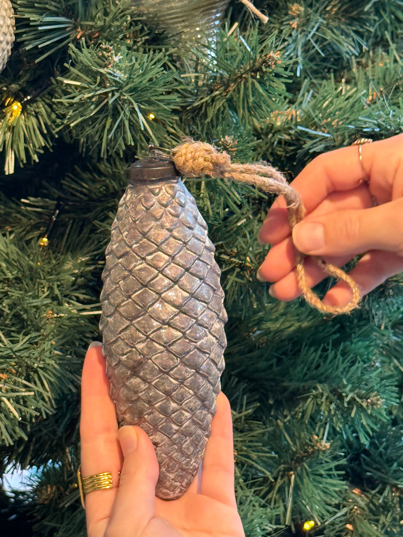 Glazen kerstbal dennenappel in oud-zilver kleur - D6 x H17 cm