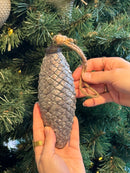 Glazen kerstbal dennenappel in oud-zilver kleur - D6 x H17 cm