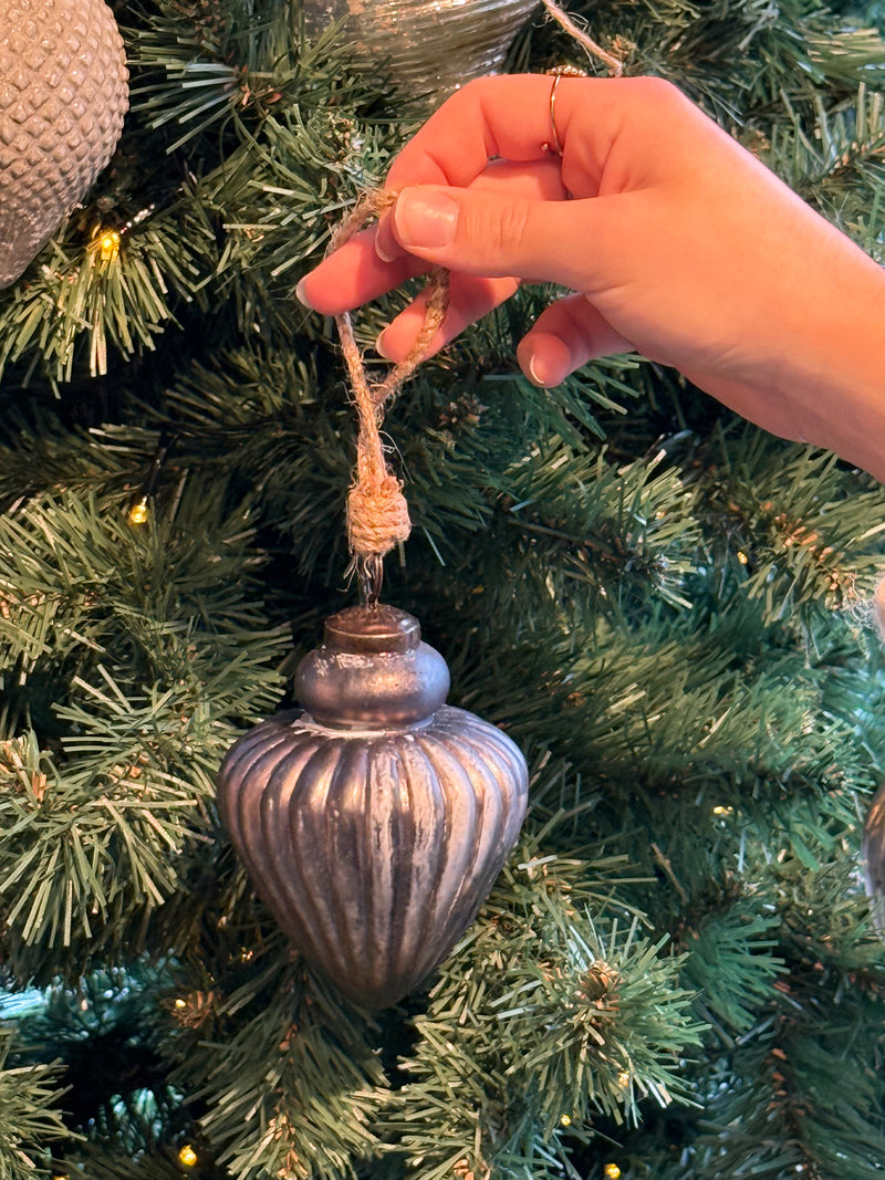 Glazen kersthanger kegel in donker zilveren kleur - D7 x H13 cm